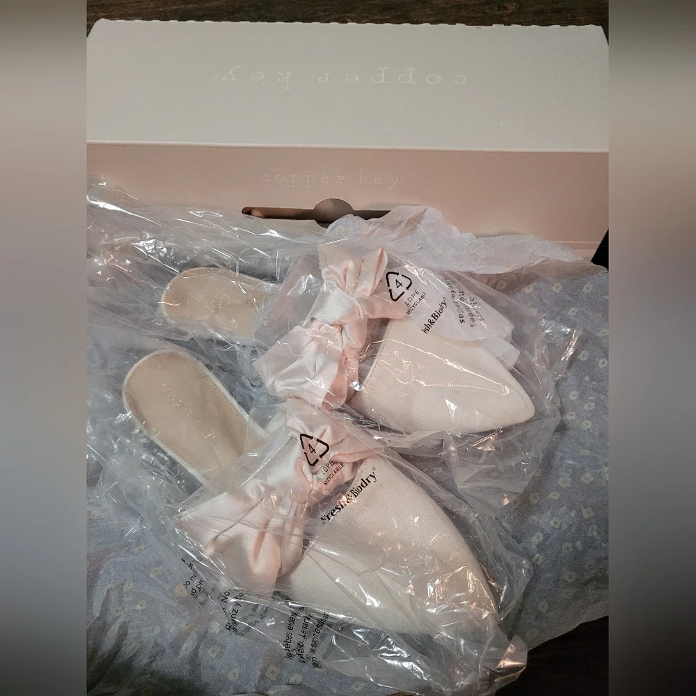 Copper Key Cream Bow Mules With Box - Picture 2 of 7